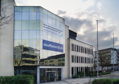 Gesundheitszentrum "Stauffacher" Schaffhausen. Am Rande der Altstadt von Schaffhausen vermieten wir auf Wunsch vollwertig ausgestattete Dienstleistungsflächen!