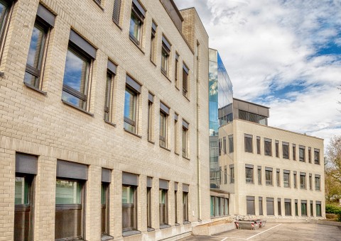 Gesundheitszentrum "Stauffacher" Schaffhausen. Am Rande der Altstadt von Schaffhausen vermieten wir auf Wunsch vollwertig ausgestattete Dienstleistungsflächen!