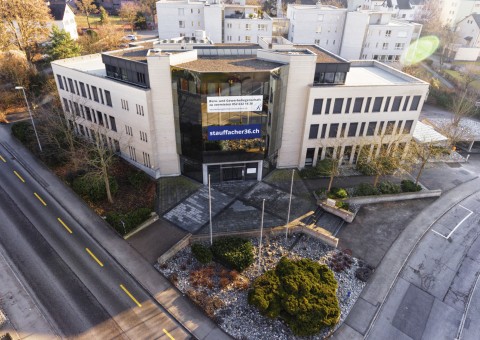 Gesundheitszentrum "Stauffacher" Schaffhausen. Am Rande der Altstadt von Schaffhausen vermieten wir auf Wunsch vollwertig ausgestattete Dienstleistungsflächen!