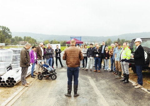 «Der Stein, der in den Grund gelegt, ist der, auf dem das Projekt mal steht. Nun sei der Stein Symbol der Kraft, die Bau und Glück für Sie erschafft.» Quelle Milbradt