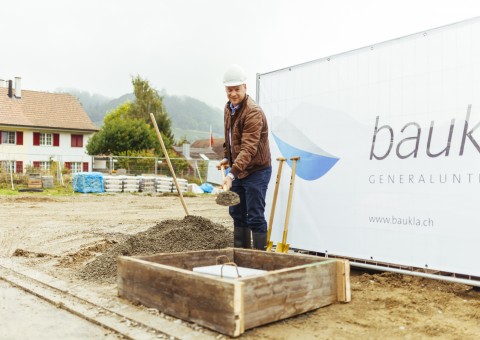 «Der Stein, der in den Grund gelegt, ist der, auf dem das Projekt mal steht. Nun sei der Stein Symbol der Kraft, die Bau und Glück für Sie erschafft.» Quelle Milbradt