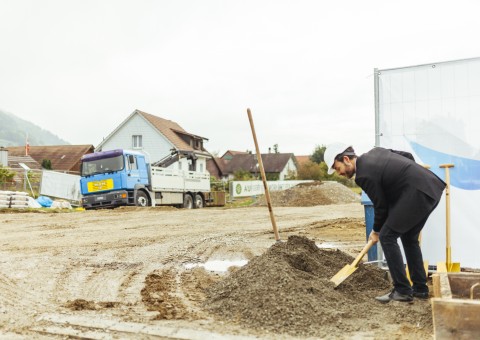 «Der Stein, der in den Grund gelegt, ist der, auf dem das Projekt mal steht. Nun sei der Stein Symbol der Kraft, die Bau und Glück für Sie erschafft.» Quelle Milbradt